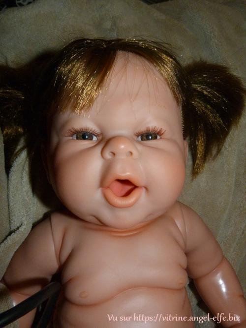 Magnifique gros bébé à jouer, réaliste, sexuée fille qui baille