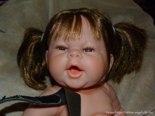 Magnifique gros bébé à jouer, réaliste, sexuée fille qui baille