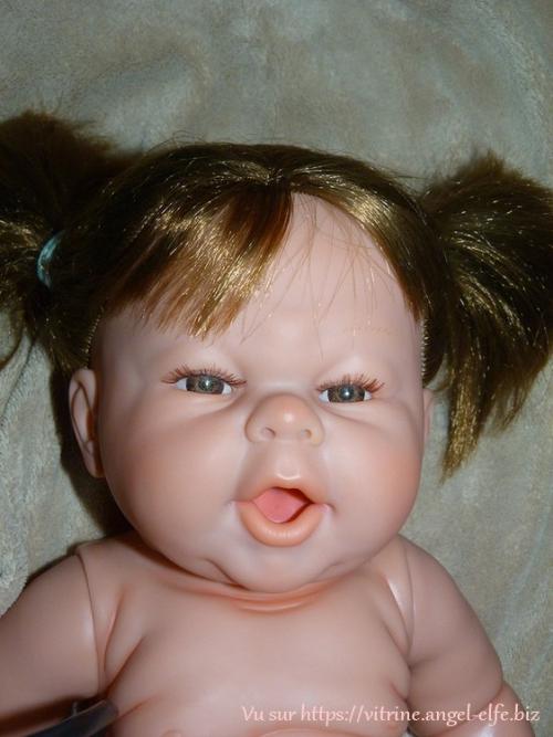 Magnifique gros bébé à jouer, réaliste, sexuée fille qui baille