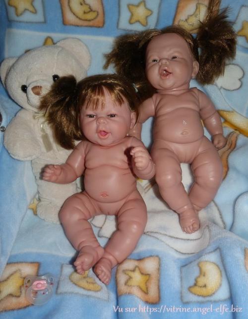 Magnifique gros bébé à jouer, réaliste, sexuée fille qui baille