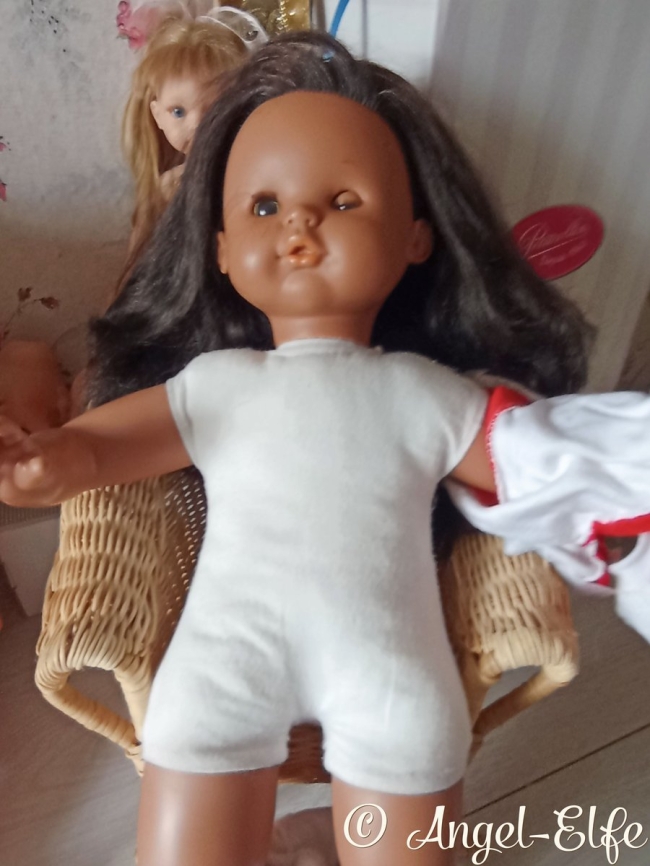 Bébé Famosa, Un petit trésor à la peau brune, pleine de charme et de caractère.