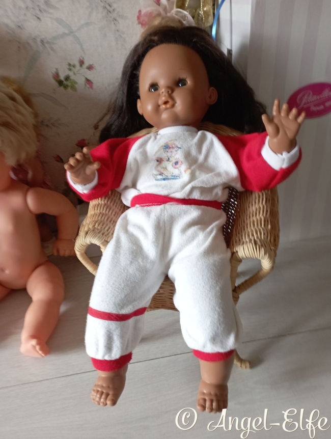 Bébé Famosa, Un petit trésor à la peau brune, pleine de charme et de caractère.