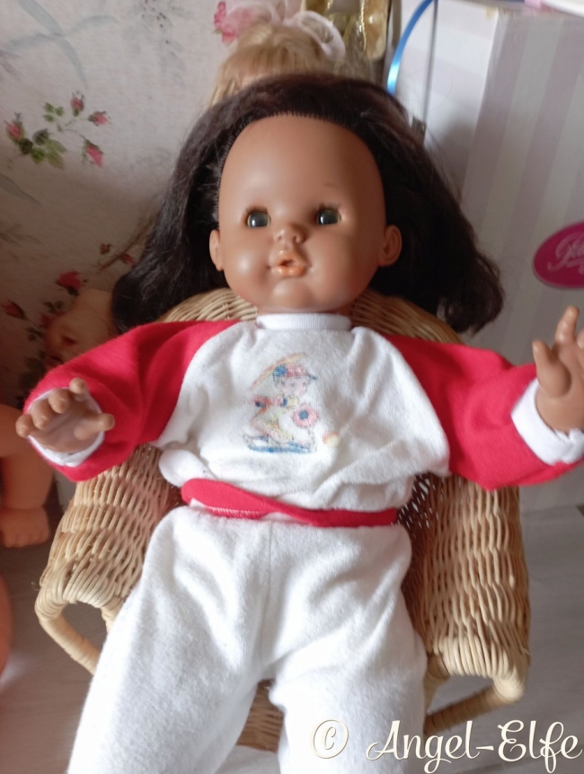 Bébé Famosa, Un petit trésor à la peau brune, pleine de charme et de caractère.