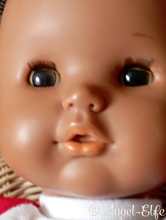 Bébé Famosa, Un petit trésor à la peau brune, pleine de charme et de caractère.