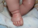 Magnifique gros bébé à jouer, réaliste, sexuée fille qui baille