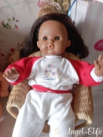Bébé Famosa, Un petit trésor à la peau brune, pleine de charme et de caractère.